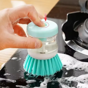 Short-handled kitchen brush with automatic liquid dispenser